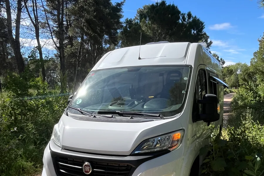 Furgoneta camperizada circulando por autovía española a 120 km/h