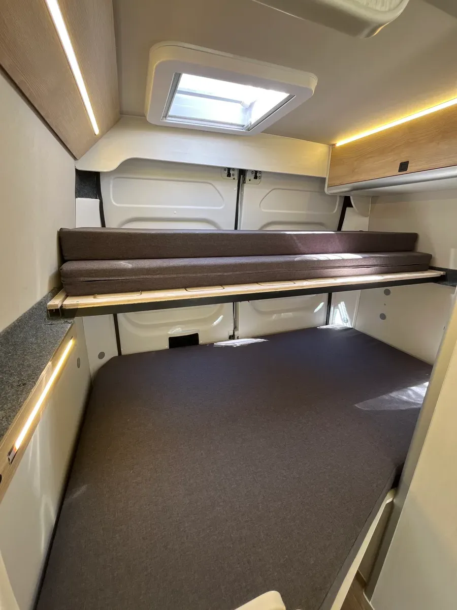 Cama fija 1,87×1,30 m en camperización Fabricamper