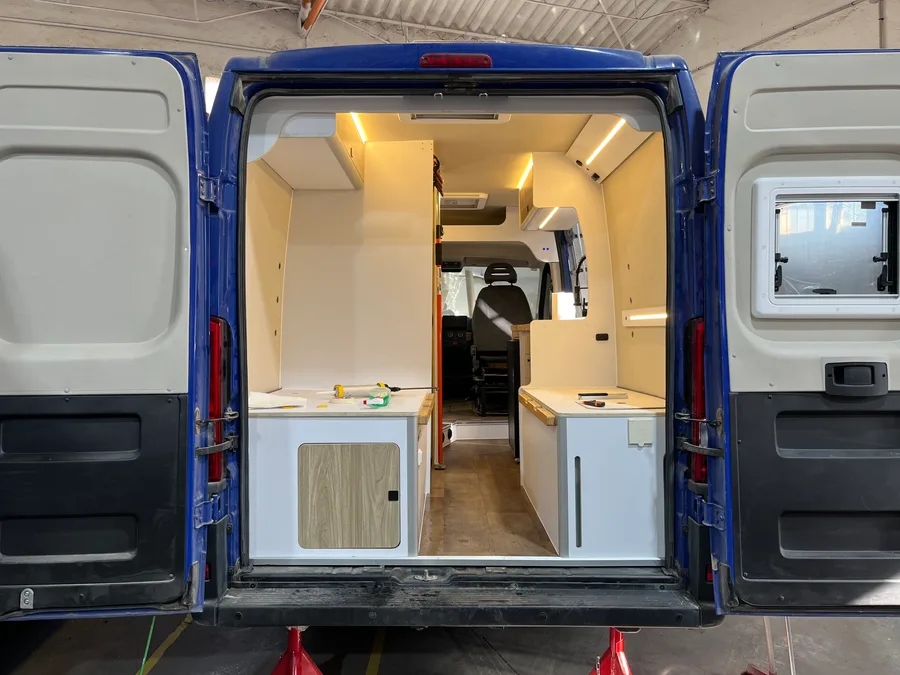 Interior camperizado terminado por Fabricamper