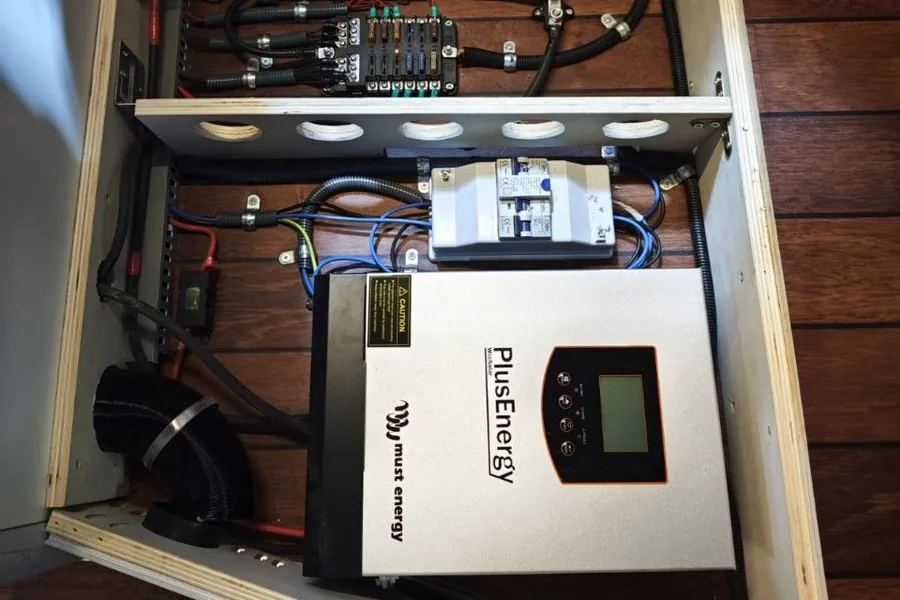 Instalación eléctrica auxiliar certificada en camper con baterías y cableado ordenado