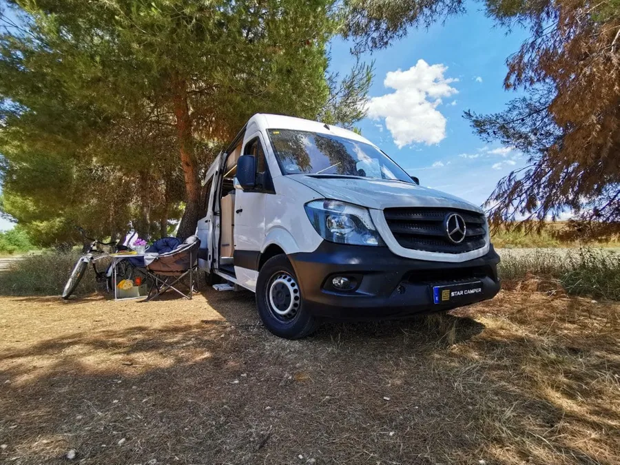 Mercedes Sprinter camperizada exterior — base premium para camper de larga distancia