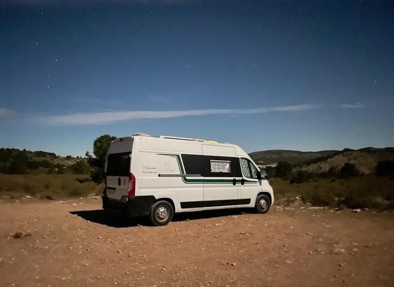 Camper Fabricamper bajo el cielo estrellado