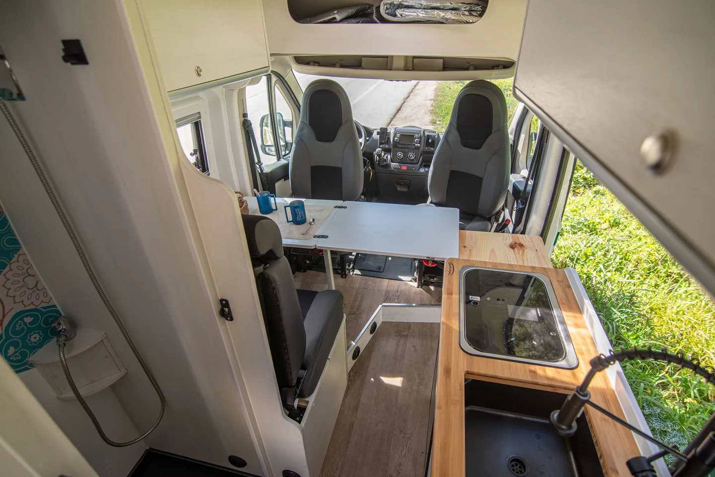 Interior robusto para camperización de flotas de alquiler