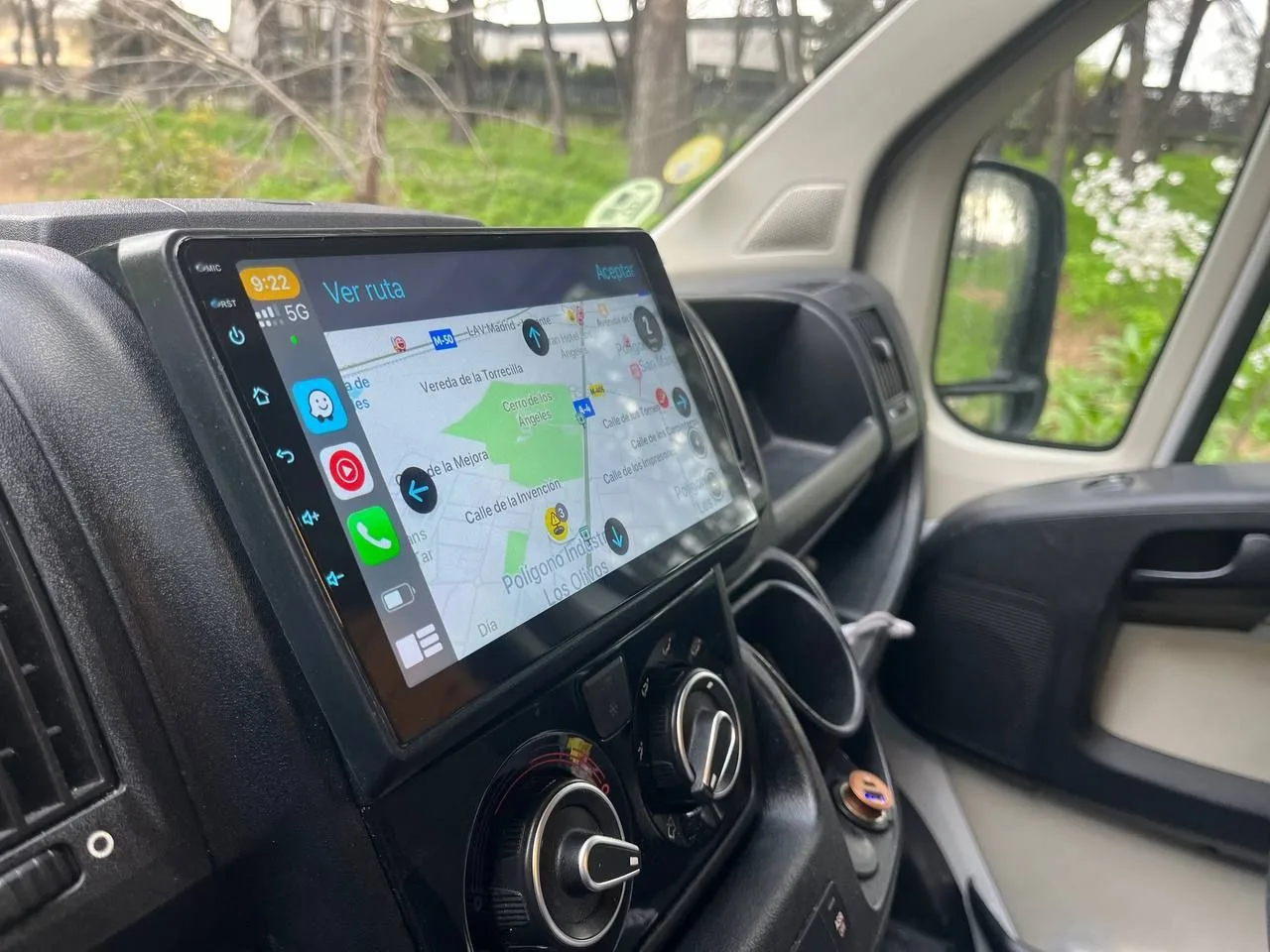 Radio y conectividad en camper para empresa de alquiler