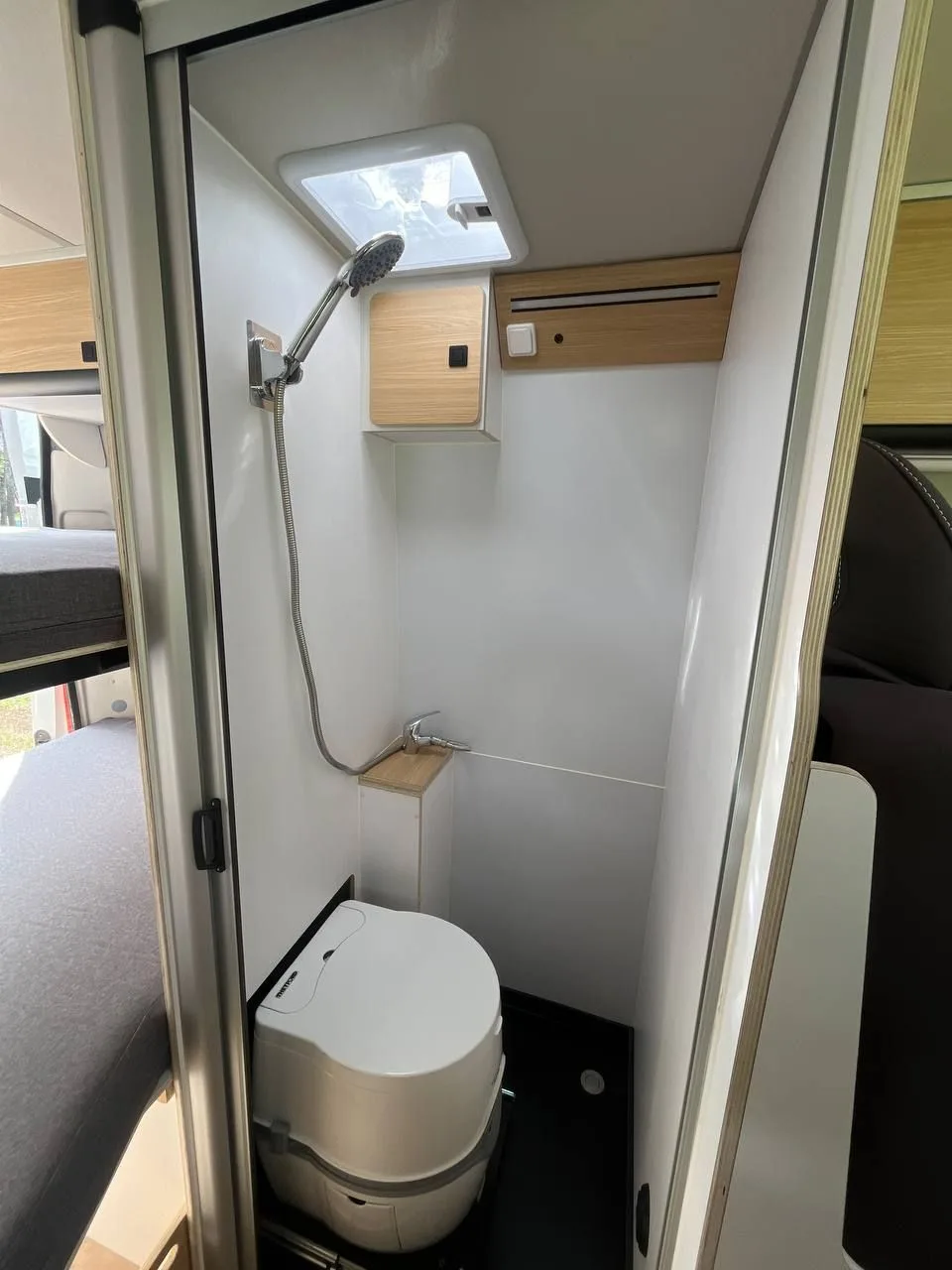 Baño retráctil camperización L2H2