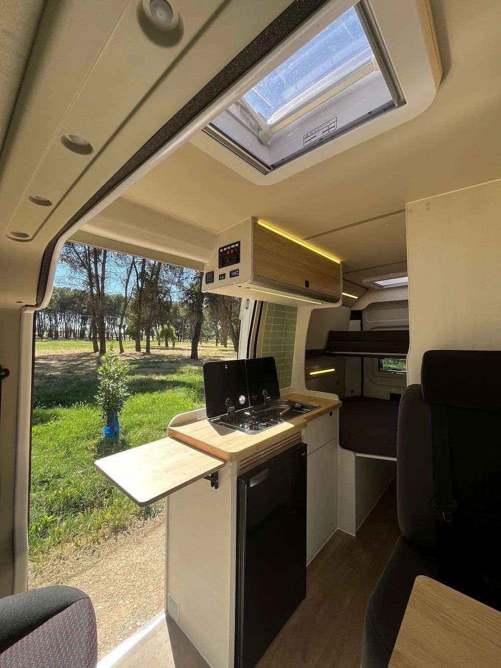 Interior Citroën Jumper camperizado L2H2