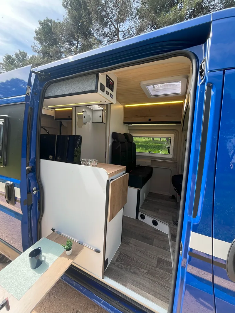 Interior Peugeot camperizado L2H2