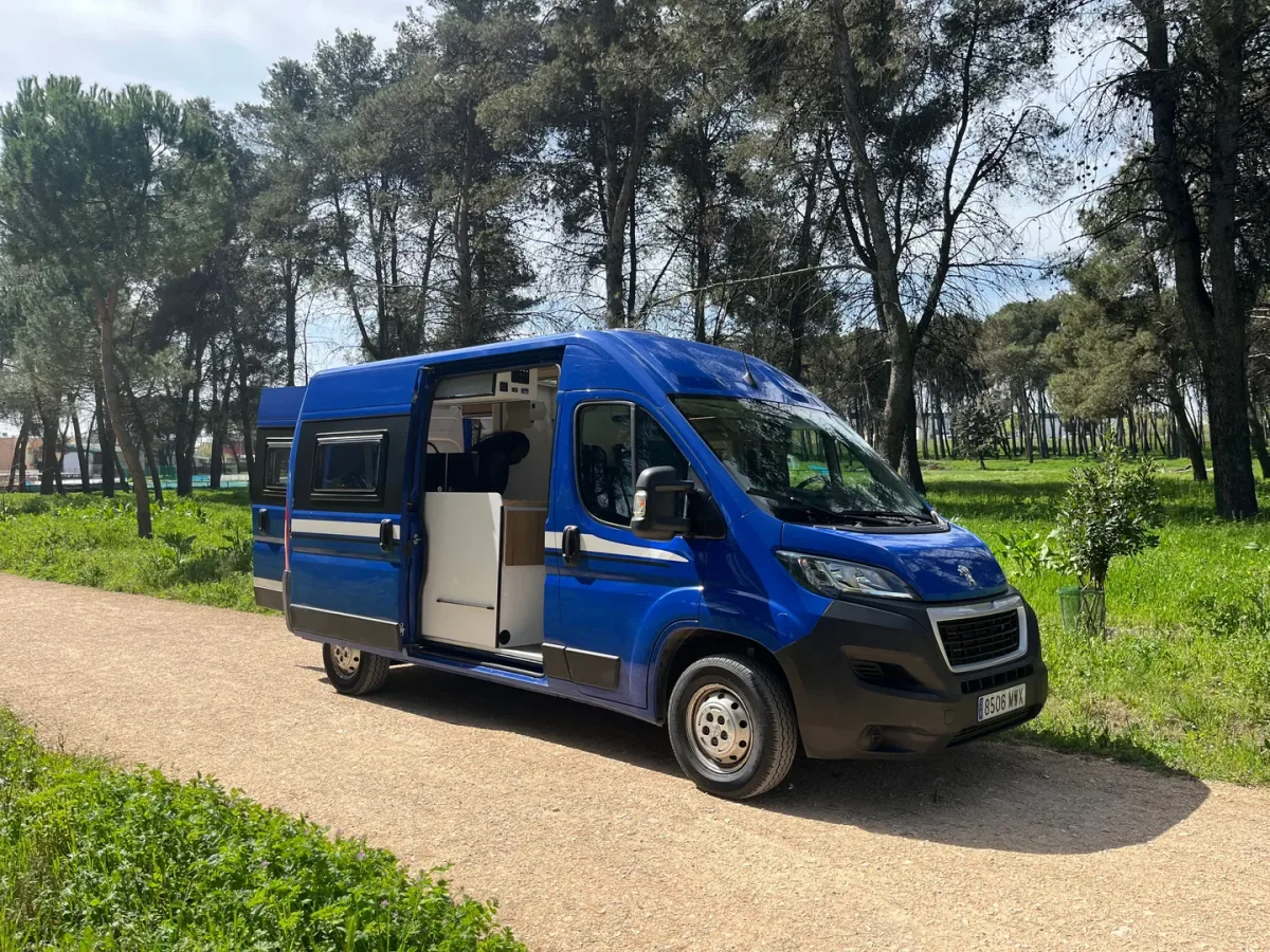 Peugeot Boxer L2H2 — Boxer L2H2 para Flota de Alquiler con 4 Plazas y Litera Desmontable