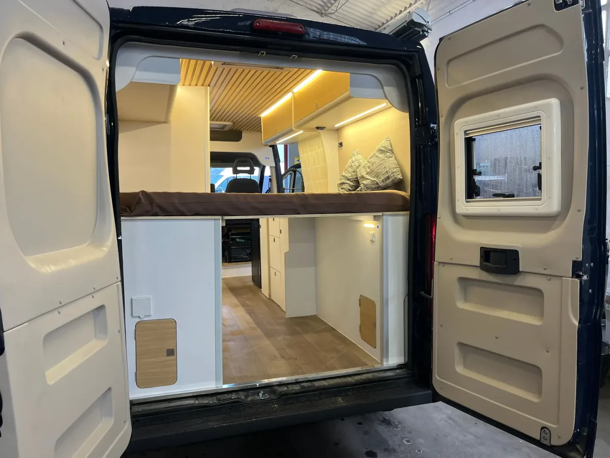Peugeot Boxer — Boxer L3H2 para Dos Personas con Espacio para Bicis bajo la Cama