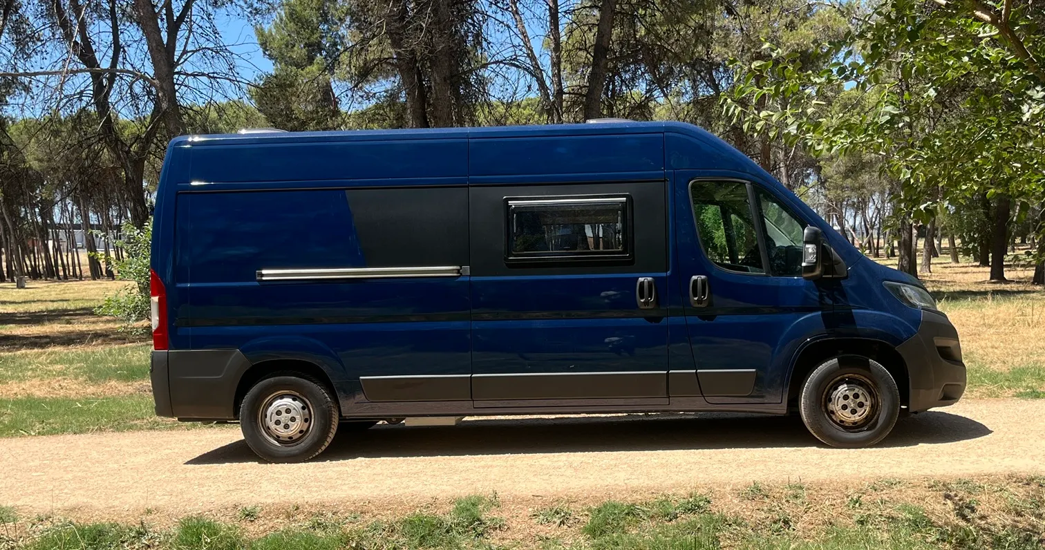 Peugeot Boxer L3H2 Azul con Autonomía Solar y Litera — foto 2
