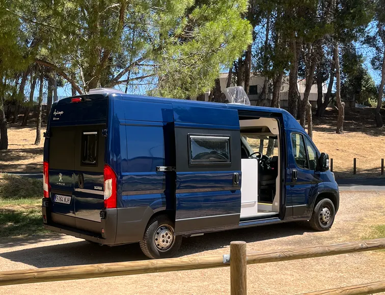 Peugeot Boxer L3H2 Azul con Autonomía Solar y Litera — foto 5