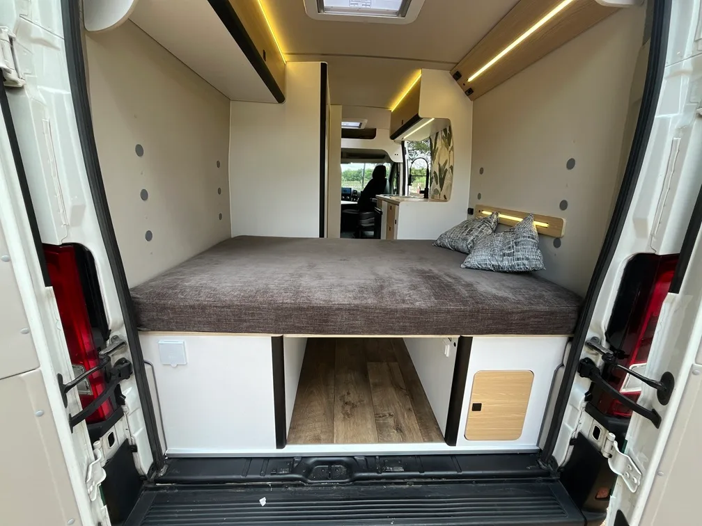 Peugeot Boxer L3H2 en Madera Bambú con Autonomía Solar y Litera — foto 8