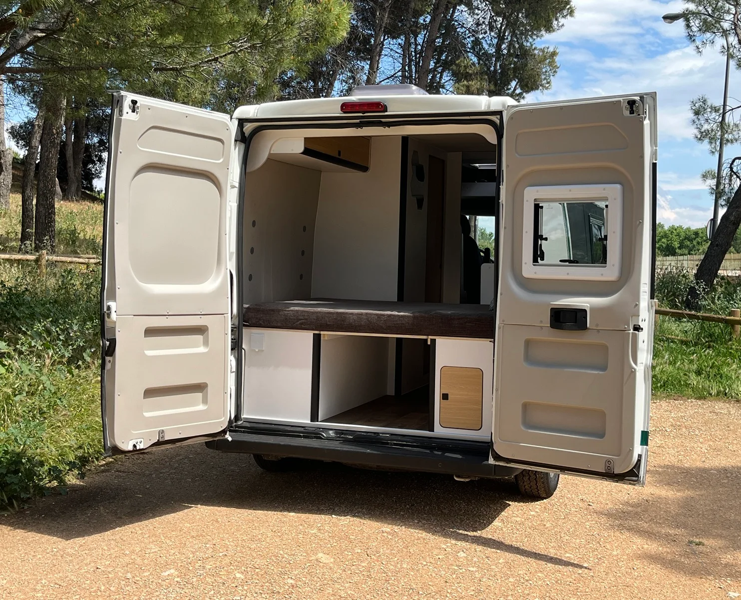Peugeot Boxer L3H2 en Madera Bambú con Autonomía Solar y Litera — foto 7
