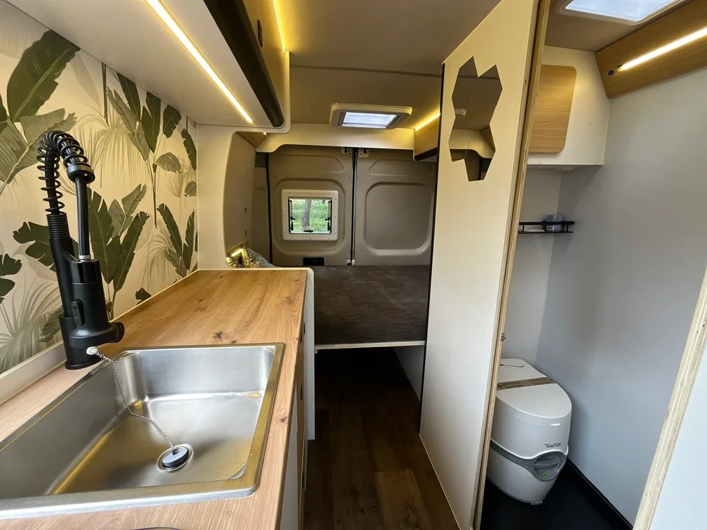 Peugeot Boxer L3H2 en Madera Bambú con Autonomía Solar y Litera — foto 6