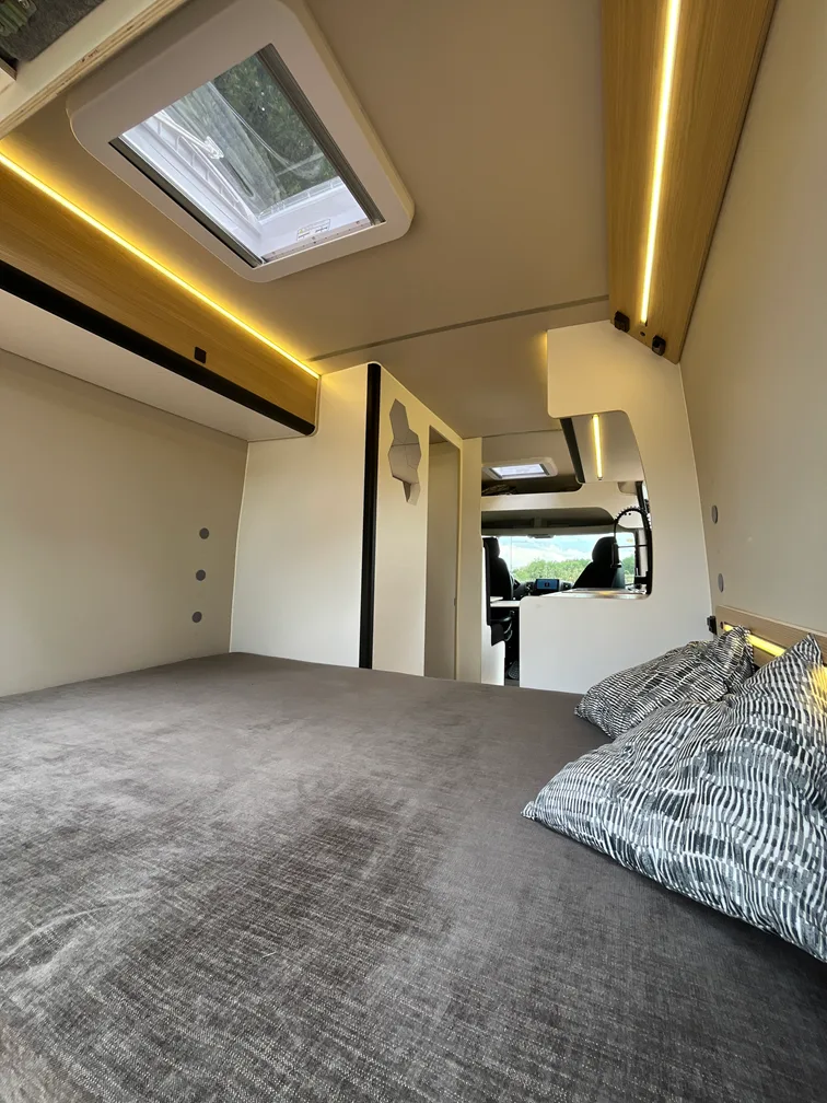 Peugeot Boxer L3H2 en Madera Bambú con Autonomía Solar y Litera — foto 9