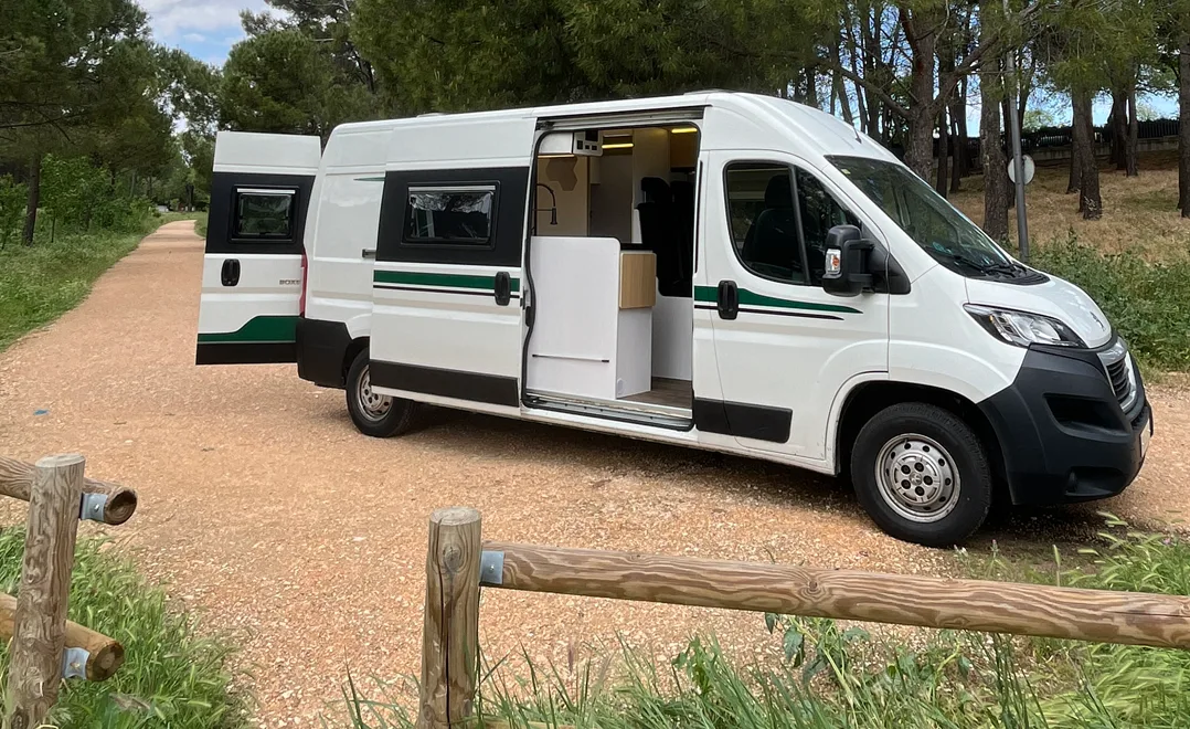 Peugeot Boxer L3H2 Peugeot Boxer L3H2 en Madera Bambú con Autonomía Solar y Litera