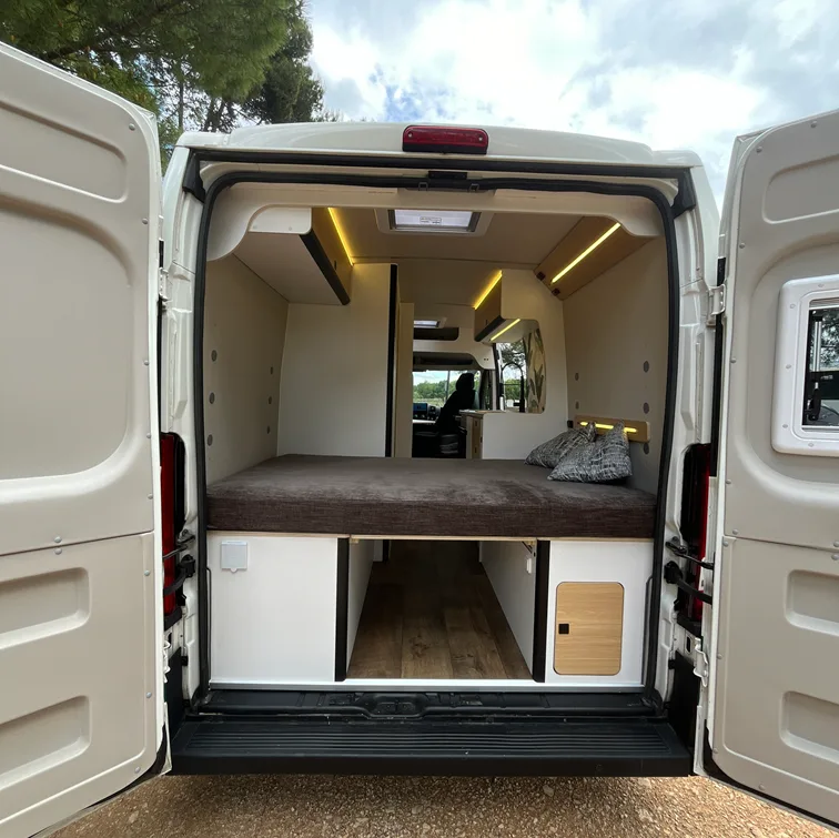 Peugeot Boxer L3H2 en Madera Bambú con Autonomía Solar y Litera — foto 4