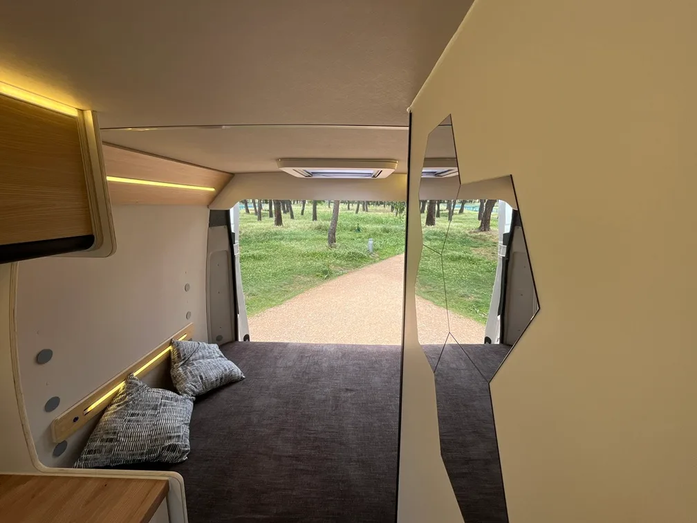 Peugeot Boxer L3H2 en Madera Bambú con Autonomía Solar y Litera — foto 5