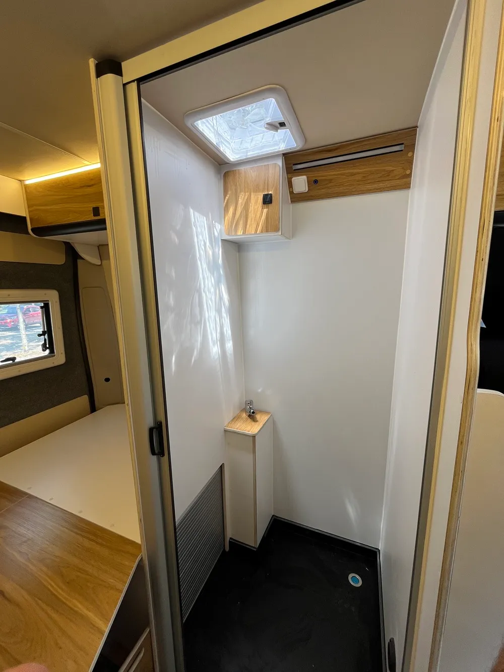 Plato de ducha monopieza y claraboya del baño en la camper Fiat Ducato L2H2