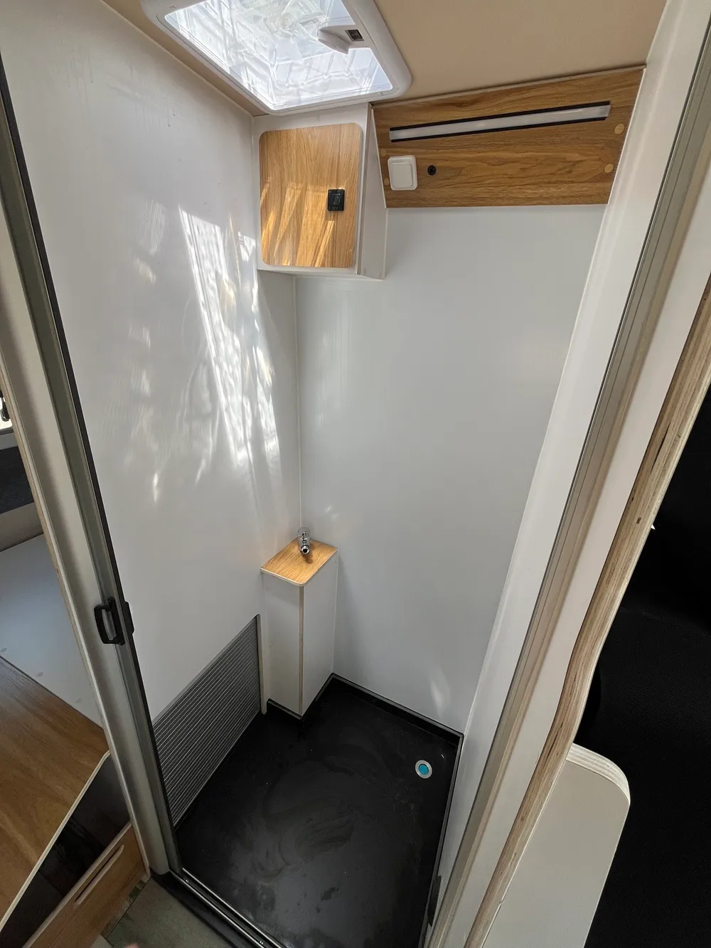 Baño de la camper Ducato L2H2 con puerta enrollable y plato de ducha monopieza