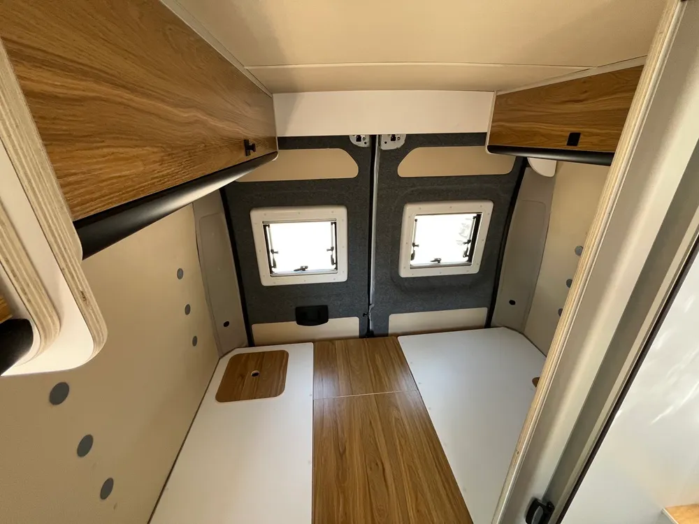 Cama transversal de la camper Ducato L2H2 con ventanas en las puertas traseras