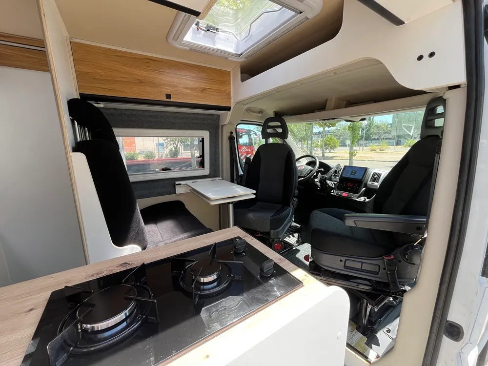 Fogones de gas y mesa abatible extraíble en la camper Fiat Ducato L2H2