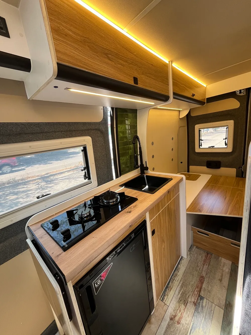 Fregadero con grifo negro y nevera de compresor de 85 litros en la camper Ducato L2H2