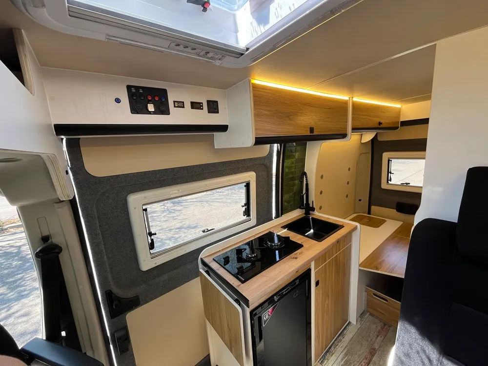 Panel de control con medidores de batería y de aguas en la camper Ducato L2H2