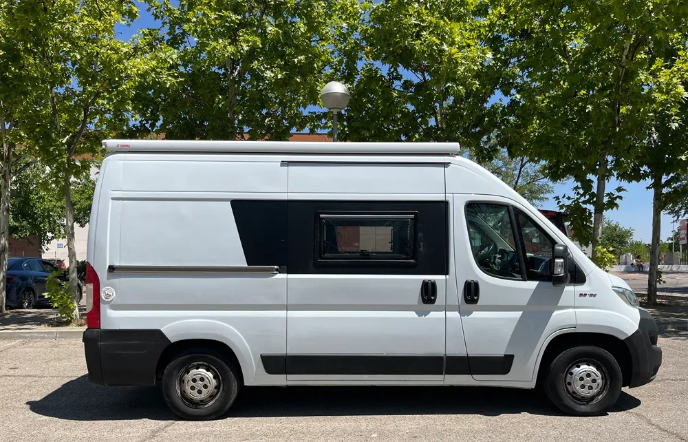Lateral de la camper Ducato L2H2 con ventana lateral y claraboya sobre el techo