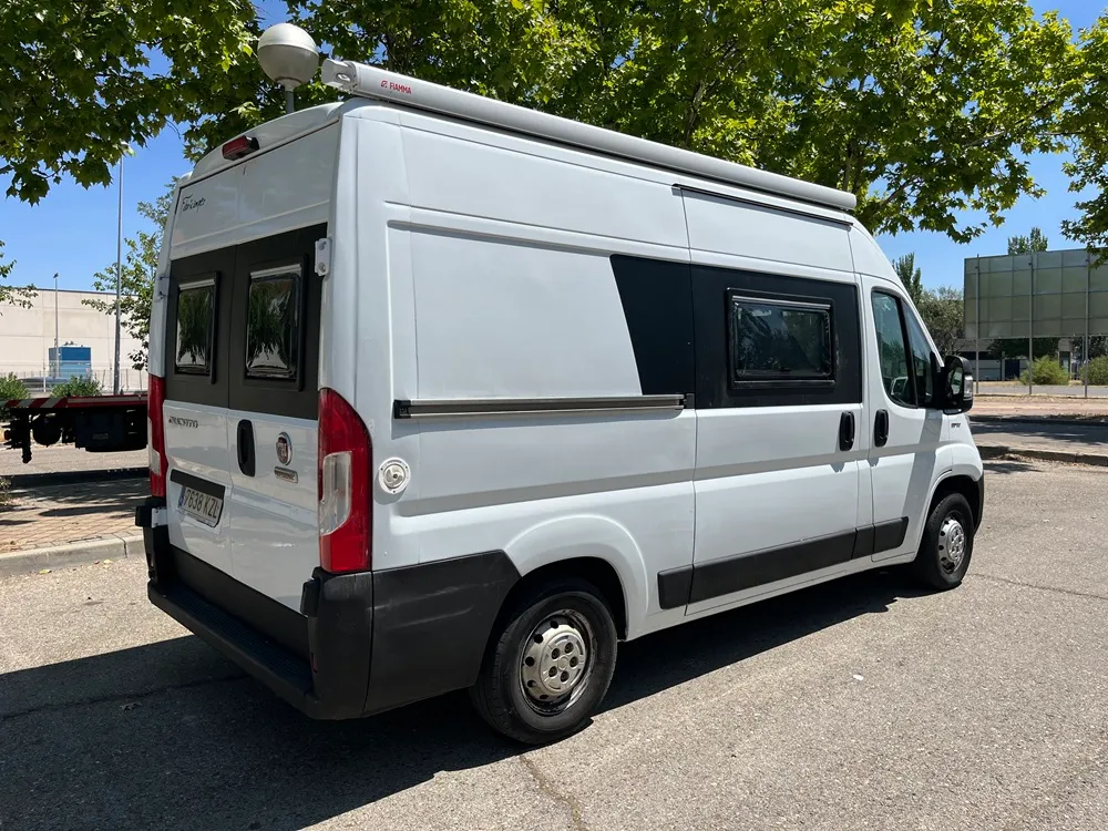 Camper Fiat Ducato L2H2 vista desde la trasera con ventanas en las puertas
