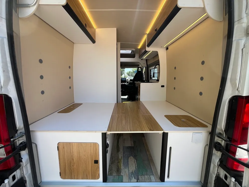 Maletero trasero bajo la cama de la camper Ducato L2H2 con portones de madera