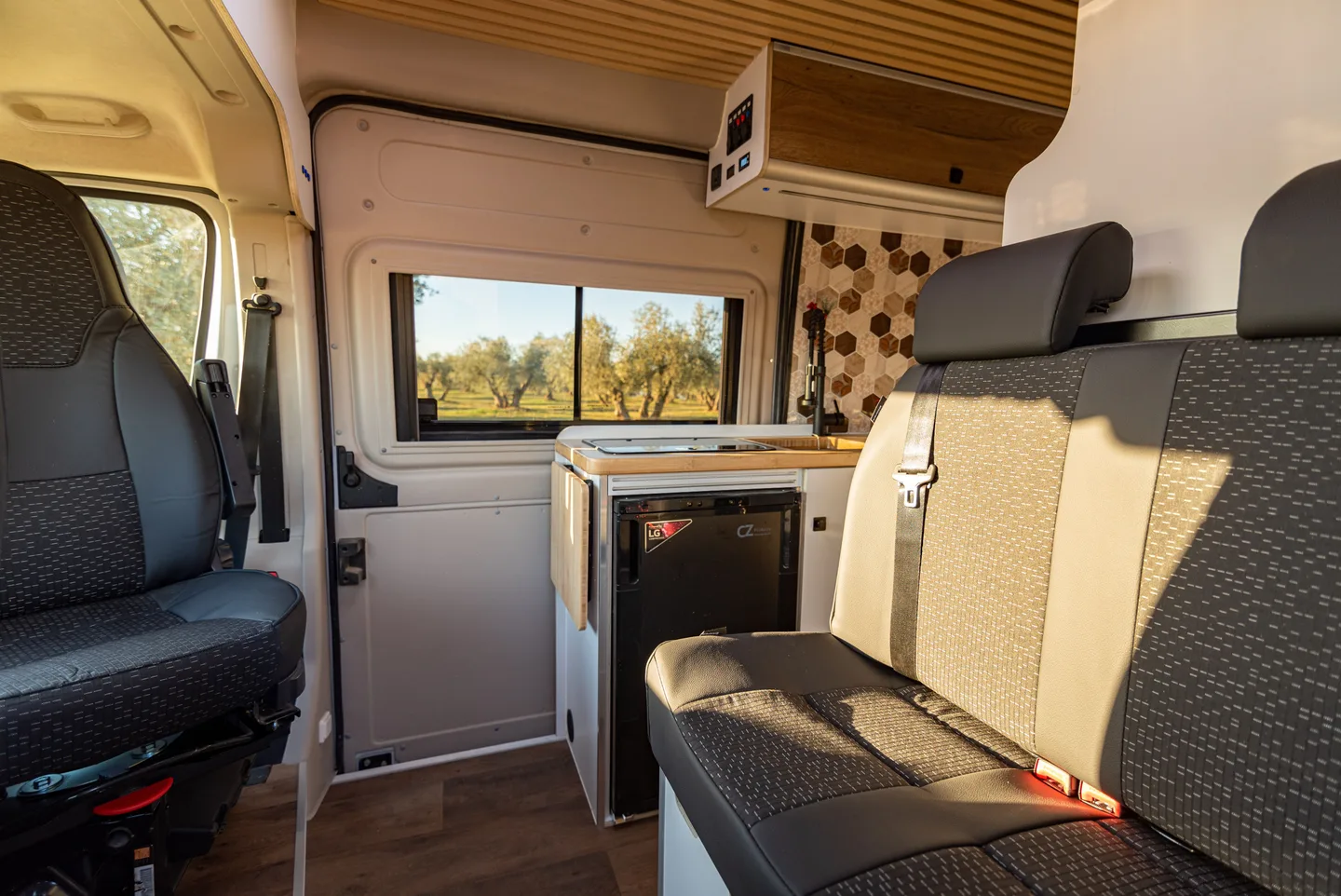 Ducato L3H2 para Alquiler en Menorca con Ventanas de Cristal — foto 5