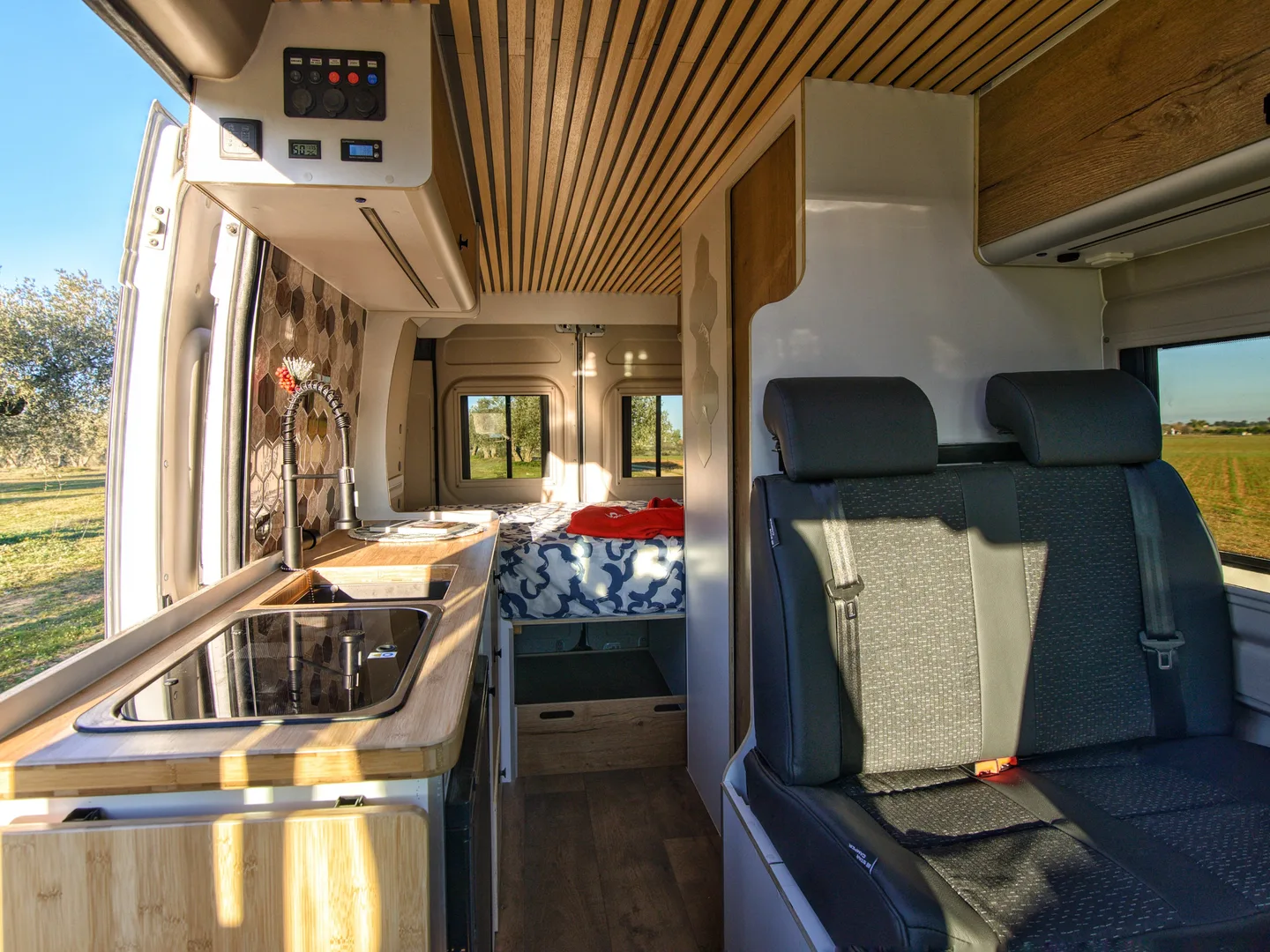 Ducato L3H2 para Alquiler en Menorca con Ventanas de Cristal — foto 4