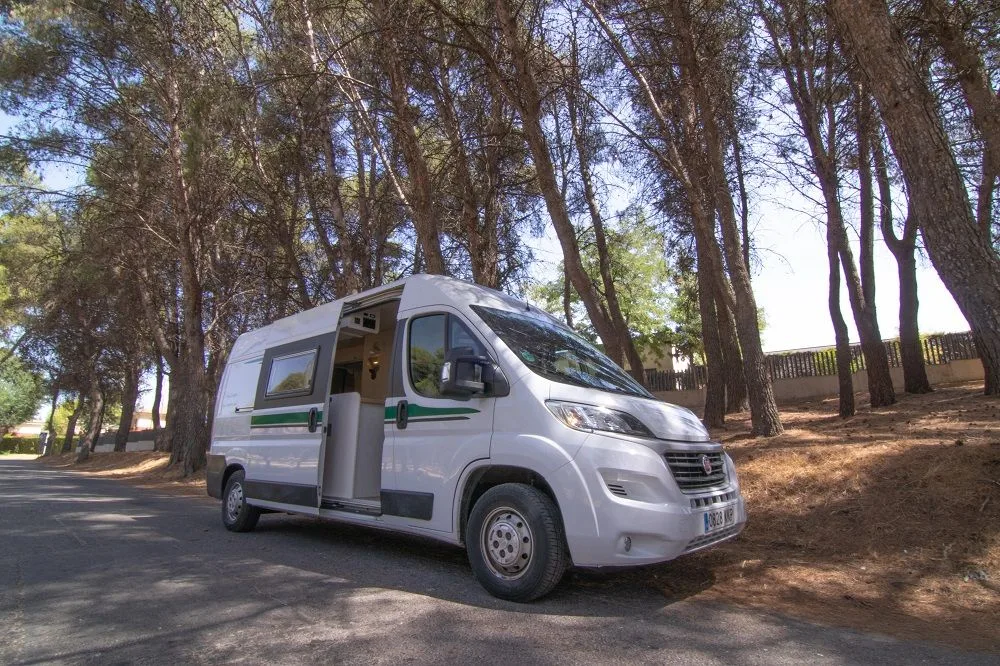 Fiat Ducato L3H2 — Ducato L3H2 con Encimera de Bambú y Acabados Tostados