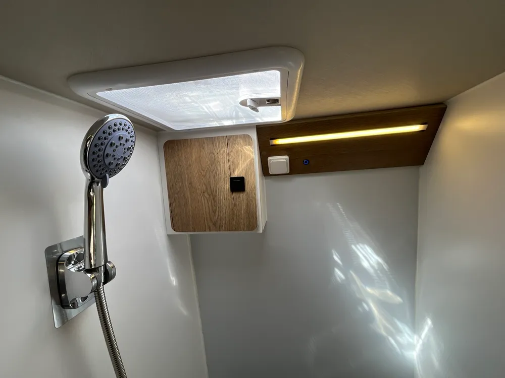 Detalle de la ducha y la claraboya del baño en la camperización del Jumper L2H2