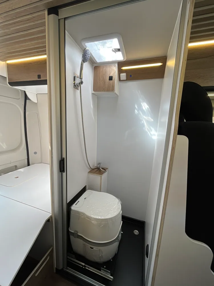 Baño de la camper Jumper L2H2 con wc escamoteable, ducha y plato monopieza