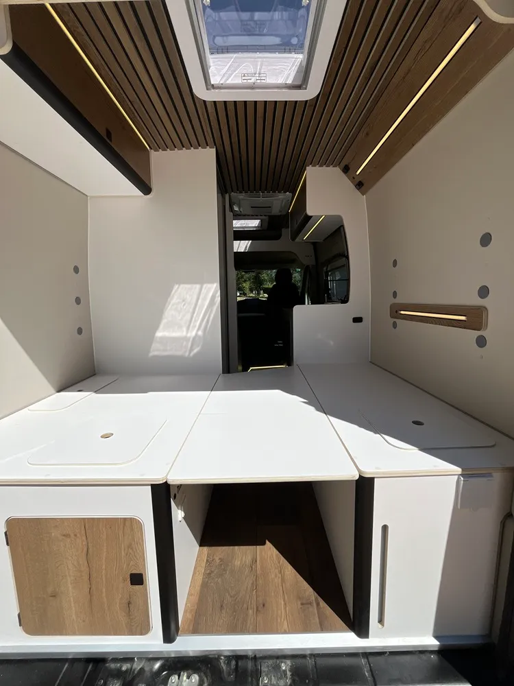 Zona trasera de la camper Jumper L2H2 con la base de la cama y anclajes de la litera