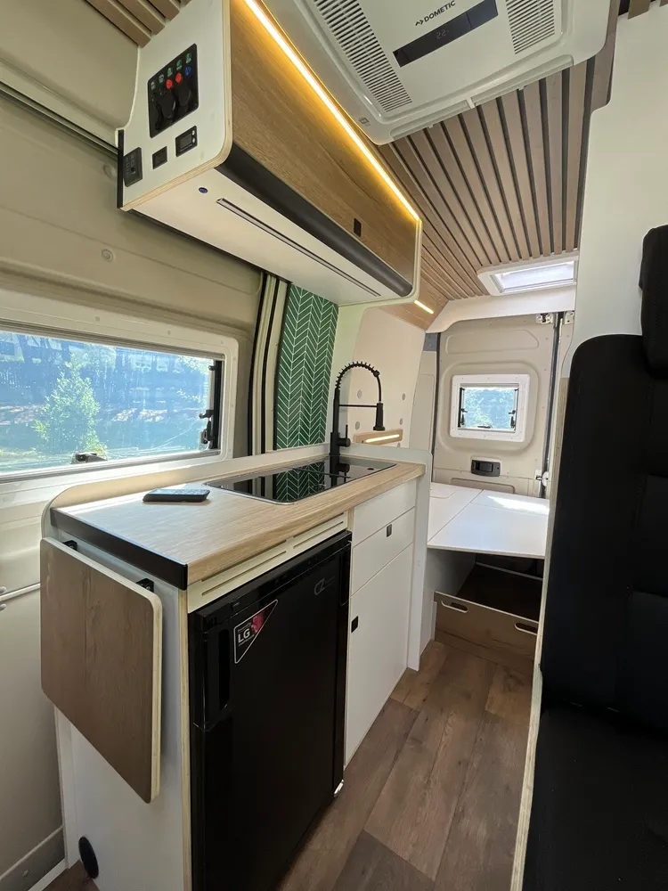 Cocina de la camper Jumper L2H2 con nevera de compresor y aire acondicionado Dometic