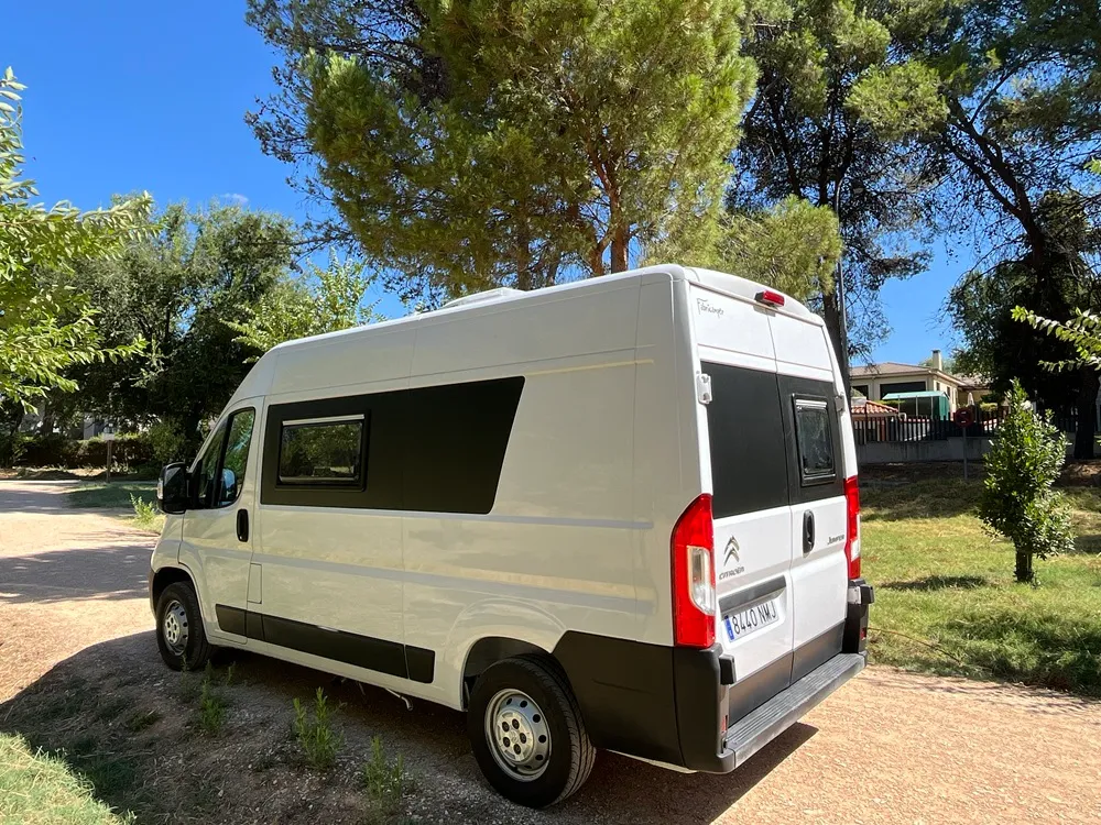 Camper Citroën Jumper L2H2 vista desde la trasera izquierda con su ventana lateral