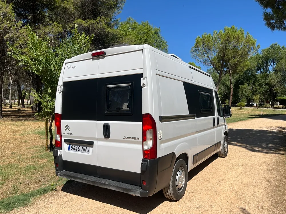 Trasera del Citroën Jumper L2H2 camperizado con ventana abatible en la puerta