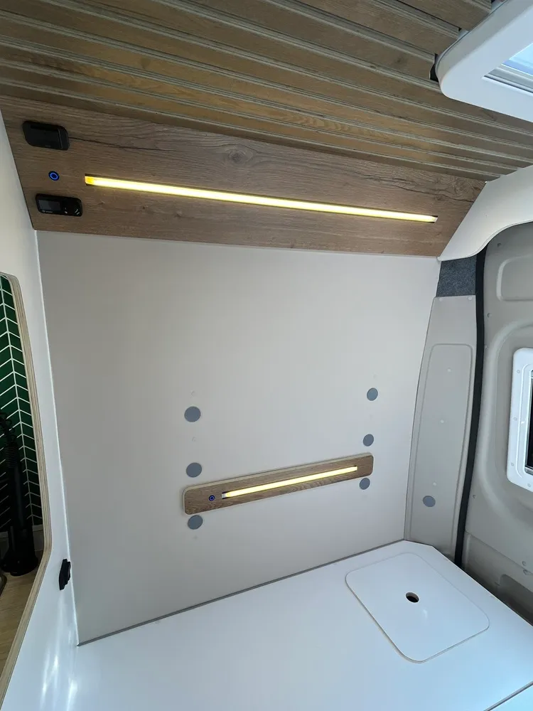 Iluminación LED regulable y anclajes de la litera desmontable en la trasera del Jumper