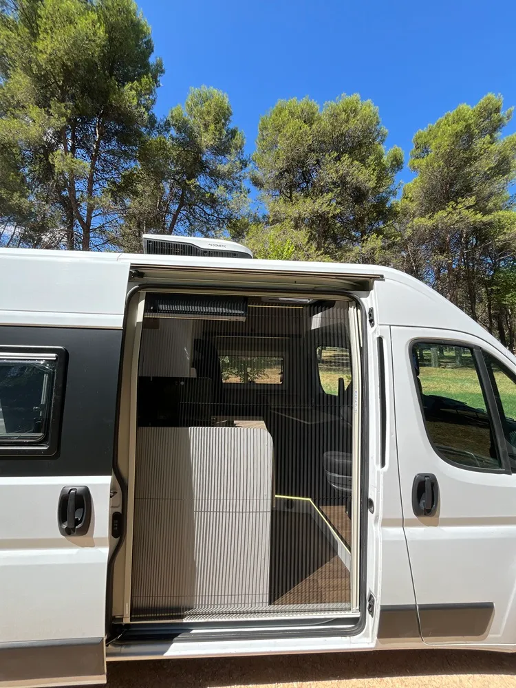 Mosquitera plisada Dometic montada en la puerta corredera de la camper Jumper L2H2