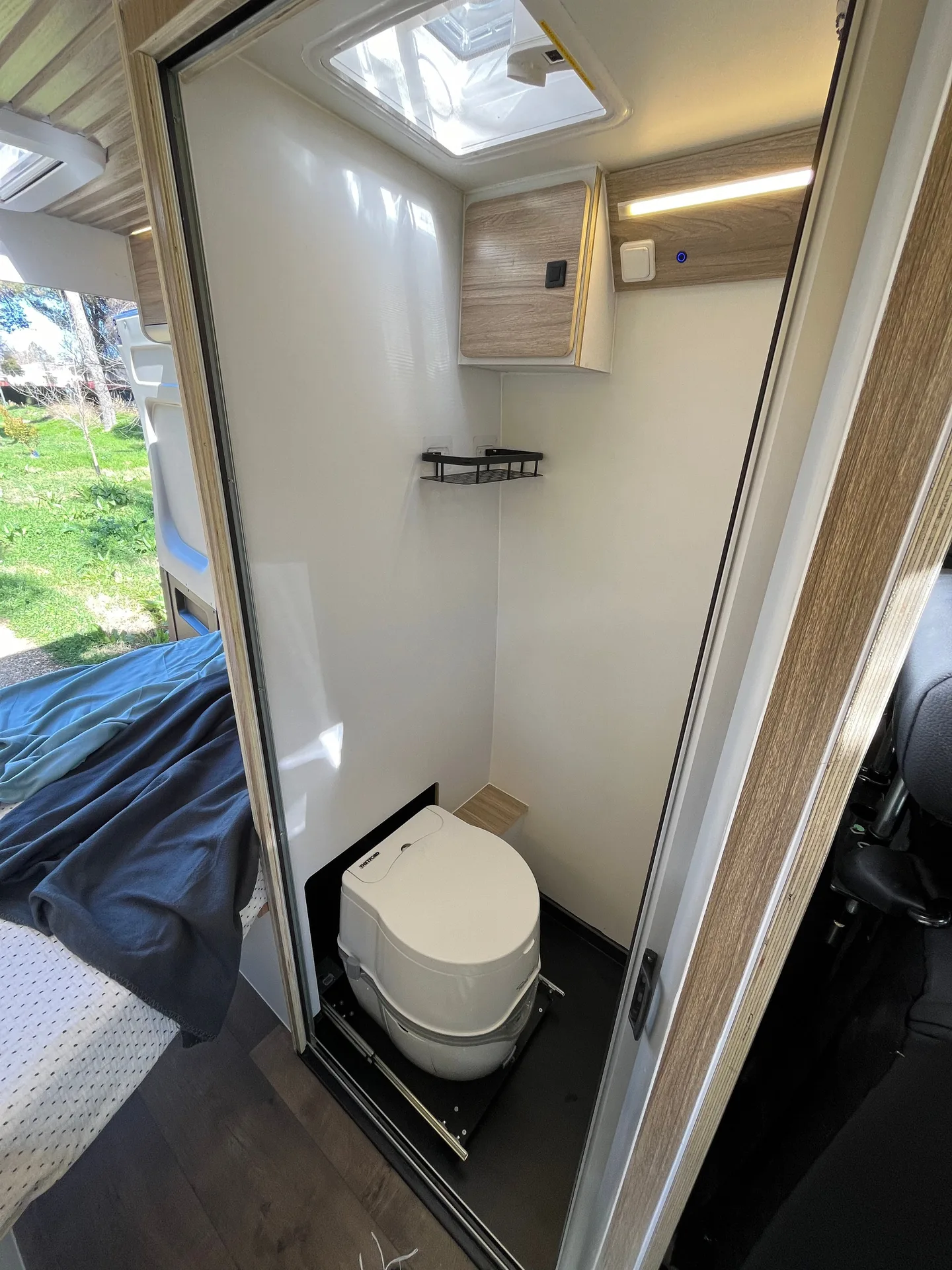 Jumper L2H2 Azul Completa con Mesa Exterior y Baño Retráctil — foto 9