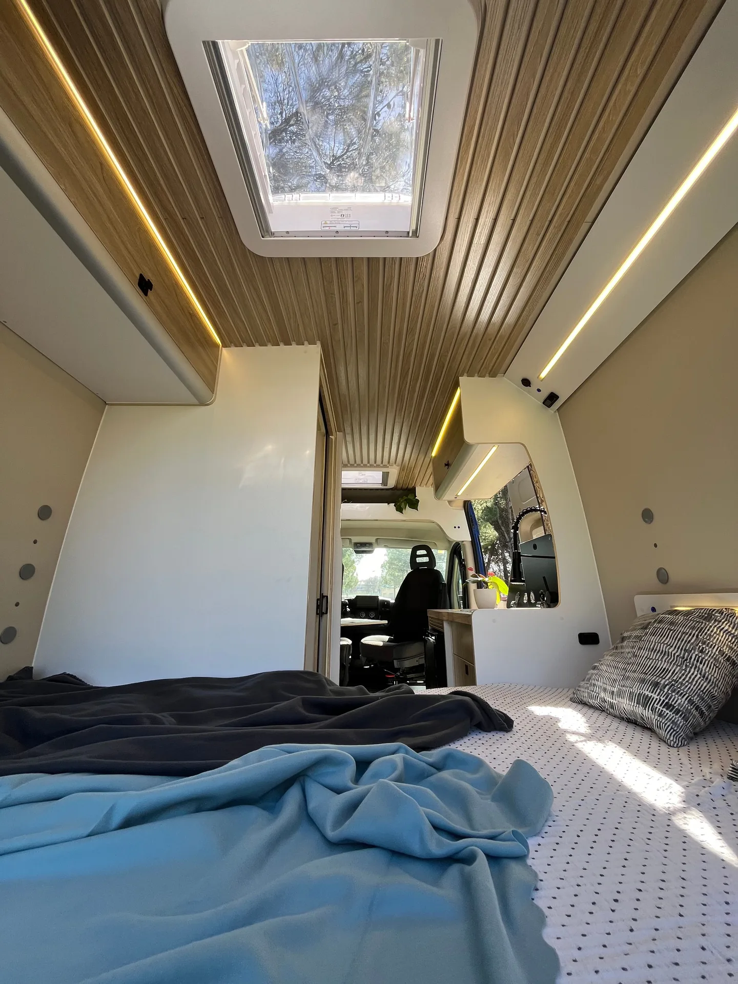 Jumper L2H2 Azul Completa con Mesa Exterior y Baño Retráctil — foto 6