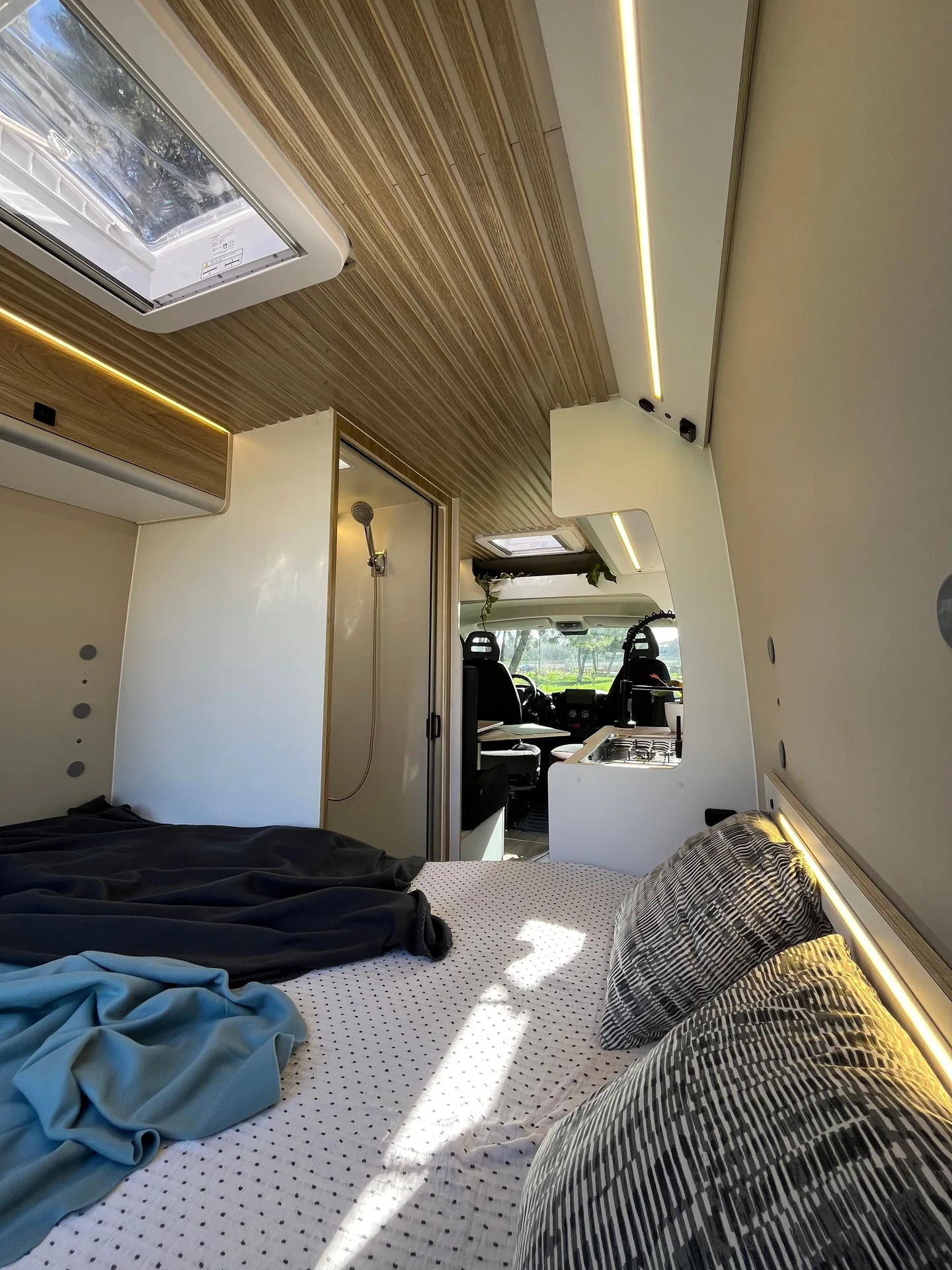 Jumper L2H2 Azul Completa con Mesa Exterior y Baño Retráctil — foto 5