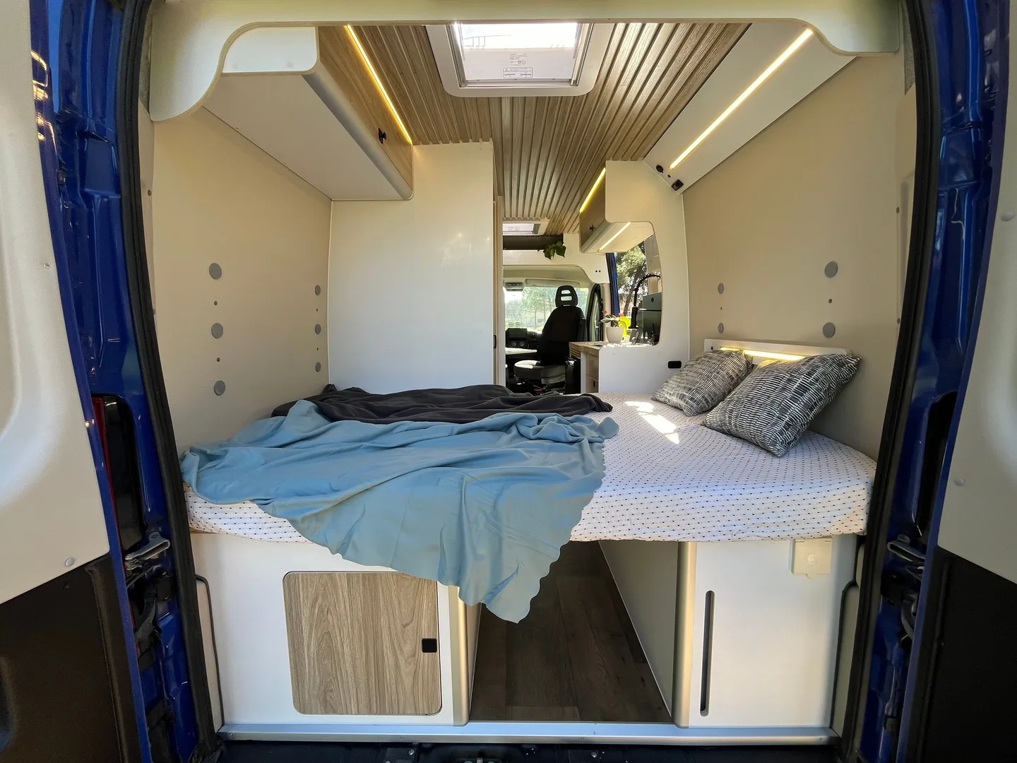 Jumper L2H2 Azul Completa con Mesa Exterior y Baño Retráctil — foto 4