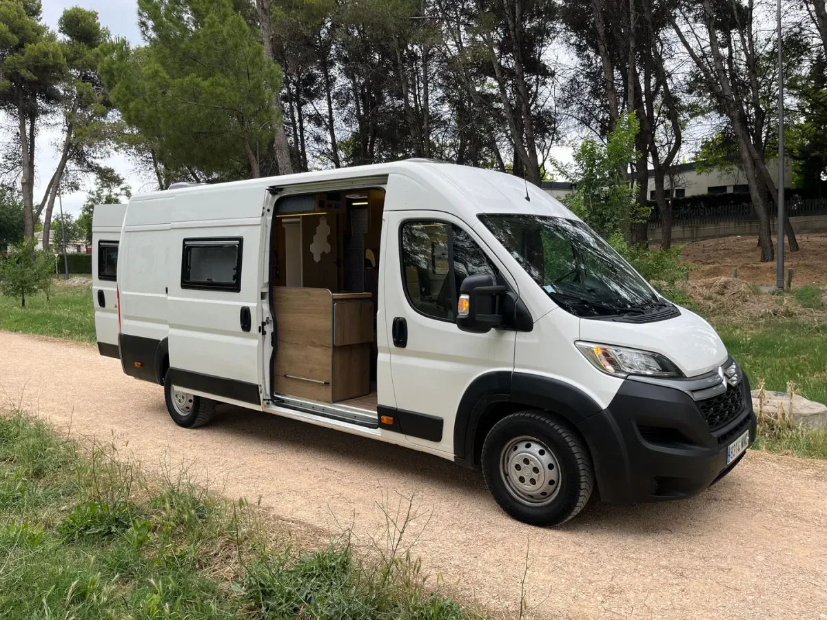 Citroën Jumper L4H2 — Jumper L4H2 con Cama Grande 1,85×1,50 m y Nevera de Gran Capacidad
