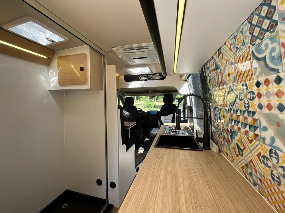 Baño extragrande de la camper Movano L3H2 junto a la encimera de roble del pasillo