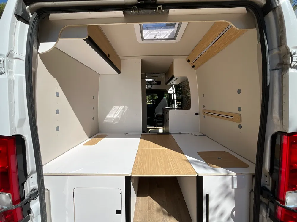 Cama transversal y anclajes de la litera desmontable en la trasera de la camper Movano