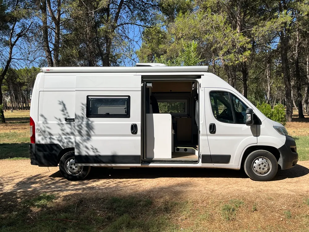 Lateral completo del Opel Movano L3H2 camper con la puerta corredera abierta